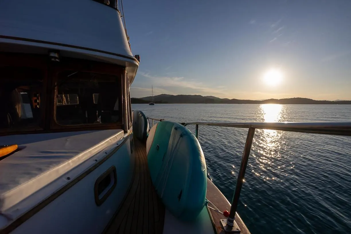 Båthotell Upupa Sailing A Night Onboard! Hotell Porto San Paolo  Italien
